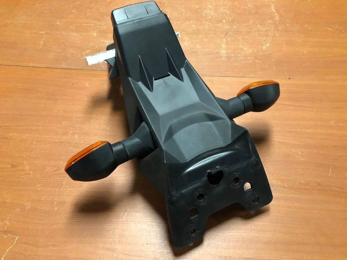 Portatarga con frecce Suzuki GSR 750 2011 - 2016 (3)