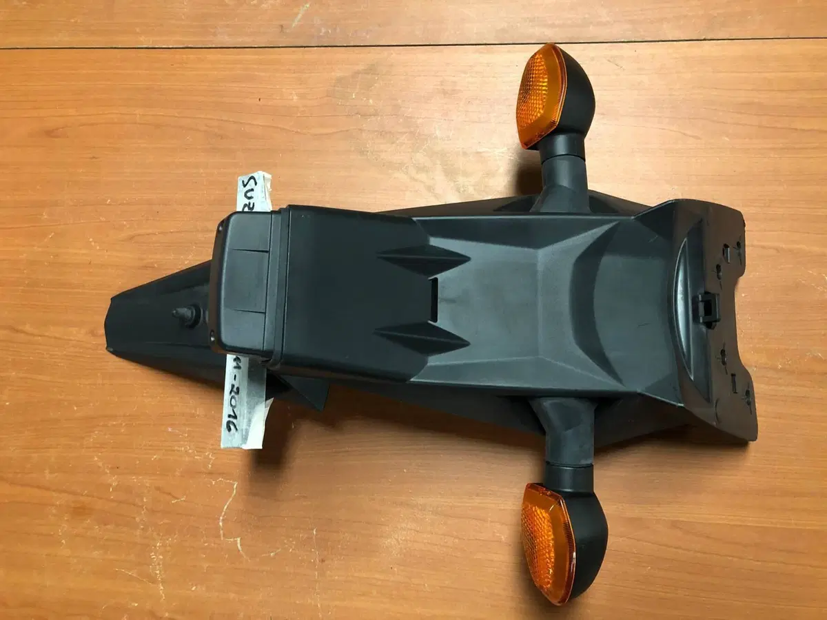 Portatarga con frecce Suzuki GSR 750 2011 - 2016 (4)