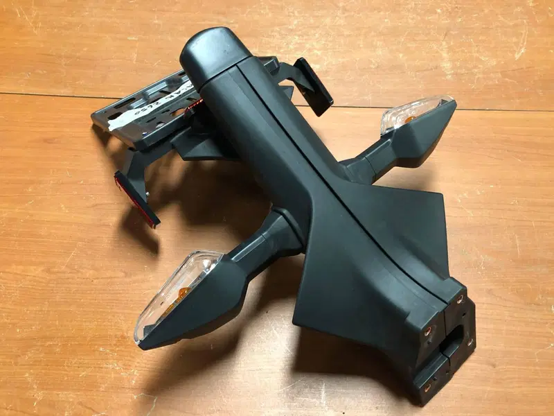 Portatarga con frecce Kawasaki Z 650 2017 - 2019 (2)