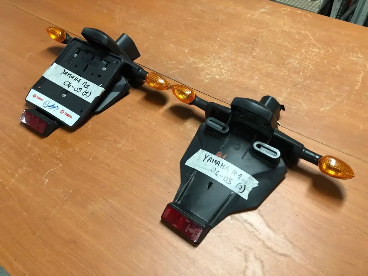 Portatarga con frecce Yamaha R1 2004 - 2005 (6)
