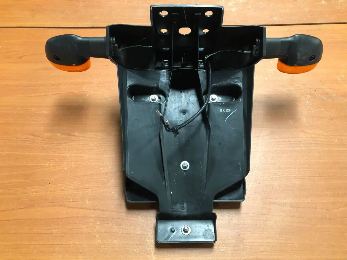 Portatarga con frecce Yamaha R6 2003 - 2005 (2)