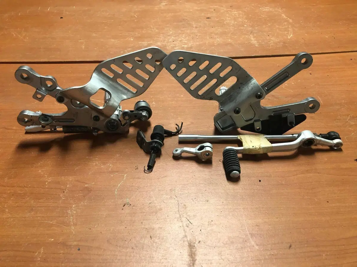 Coppia pedane anteriori Yamaha R6 2006 - 2007 (4)