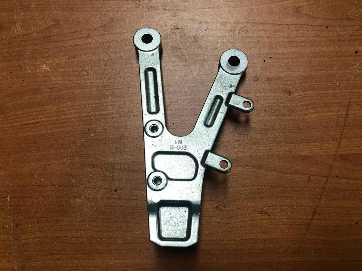 Supporto pedana anteriore sinistro Yamaha R6 06-07 (2)