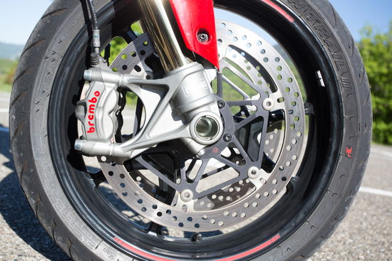 L’impianto frenante impiega dischi Brembo da 330 mm con pinze M50