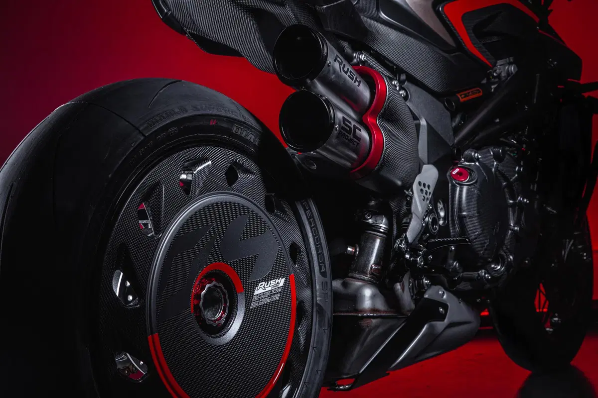 MV Agusta Rush 1000. In produzione la hypernaked da 208 cavalli (8)