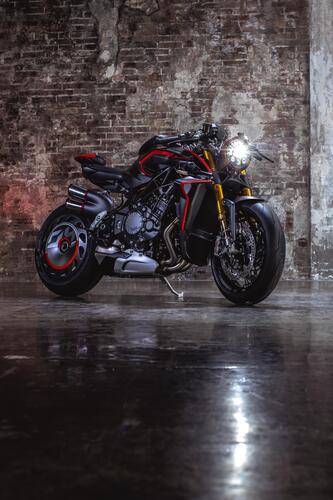 MV Agusta Rush 1000. In produzione la hypernaked da 208 cavalli (3)