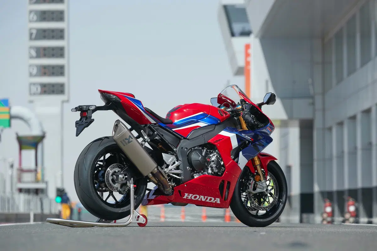 Honda CBR 1000RR R Fireblade SP. R come Racing (3)