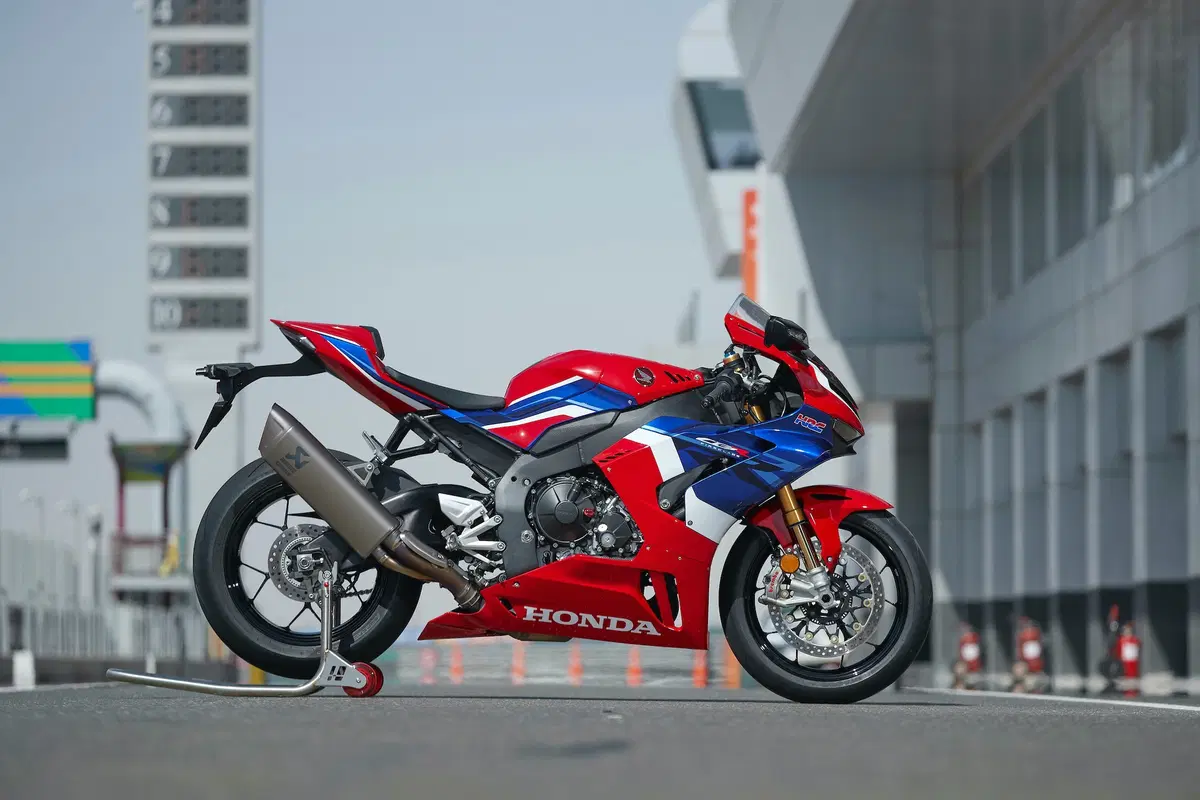 Honda CBR 1000RR R Fireblade SP. R come Racing (4)
