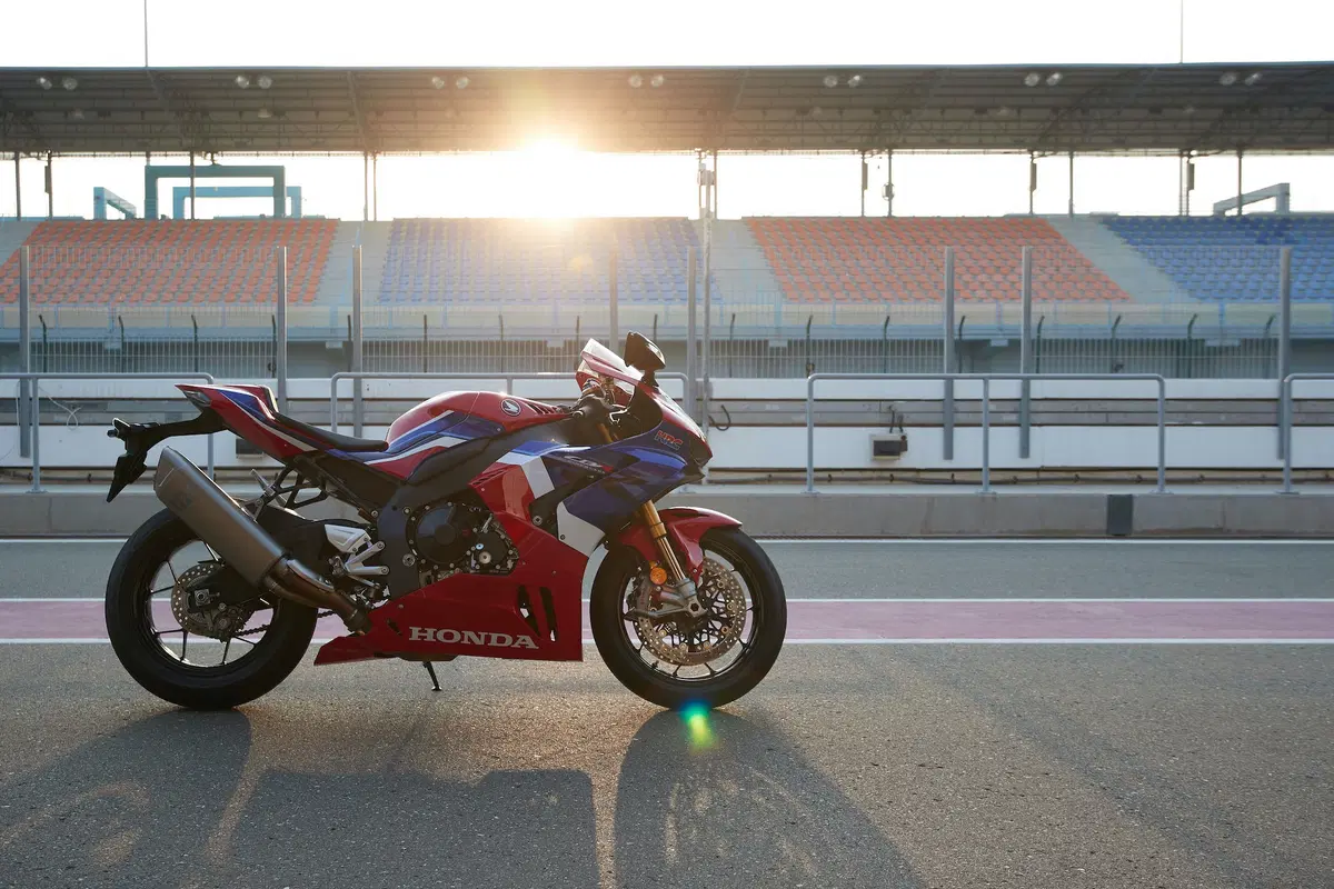Honda CBR 1000RR R Fireblade SP. R come Racing (19)