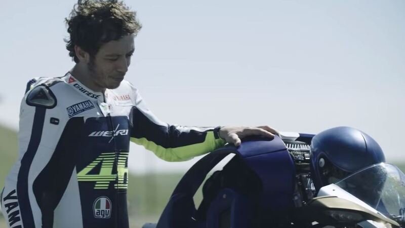 Rossi incontra in pista il robot Yamaha Motobot