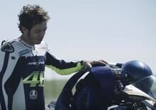 Rossi incontra in pista il robot Yamaha Motobot