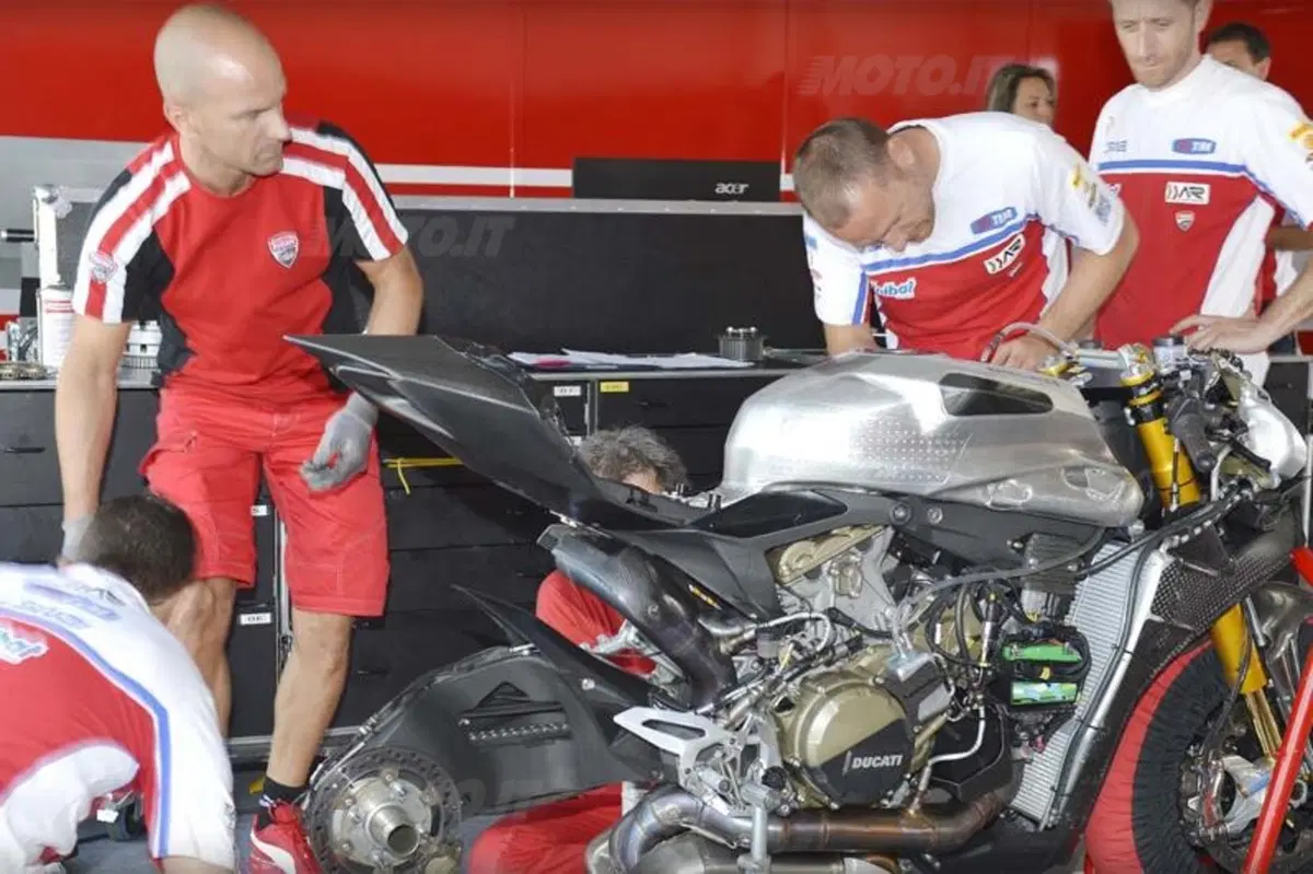 Si aprono i cancelli del WDW 2012, inizia la festa Ducati (3)