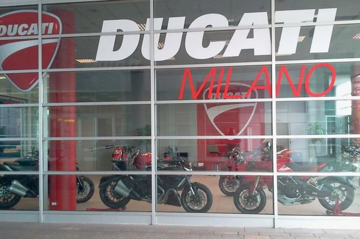 Ducati 222: nuovo showroom a Milano al centro commerciale Piazza Portello (3)