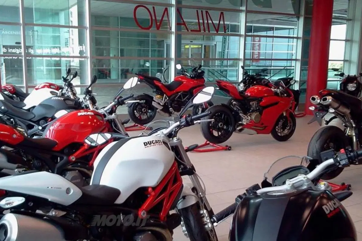Ducati 222: nuovo showroom a Milano al centro commerciale Piazza Portello (4)