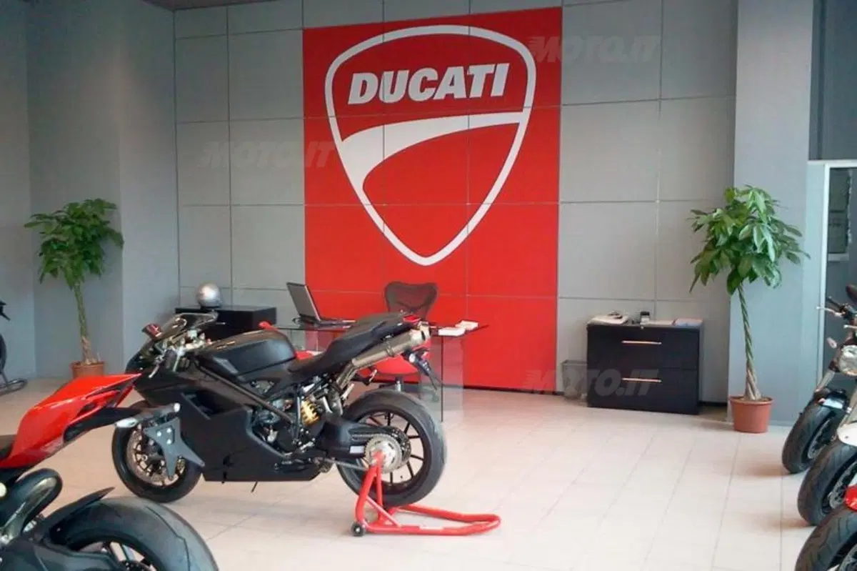 Ducati 222: nuovo showroom a Milano al centro commerciale Piazza Portello (5)