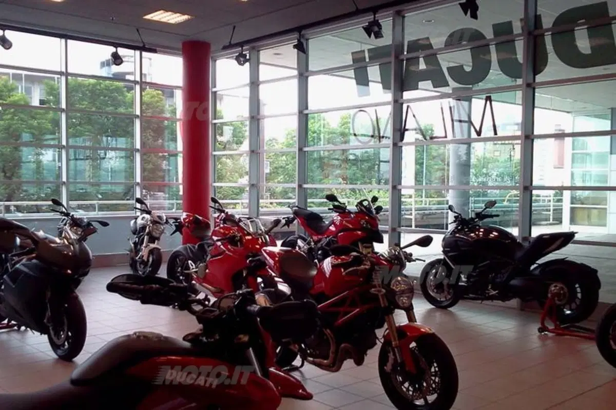 Ducati 222: nuovo showroom a Milano al centro commerciale Piazza Portello (6)