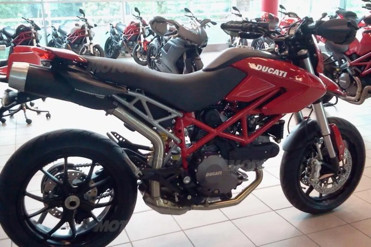 Ducati 222: nuovo showroom a Milano al centro commerciale Piazza Portello (7)