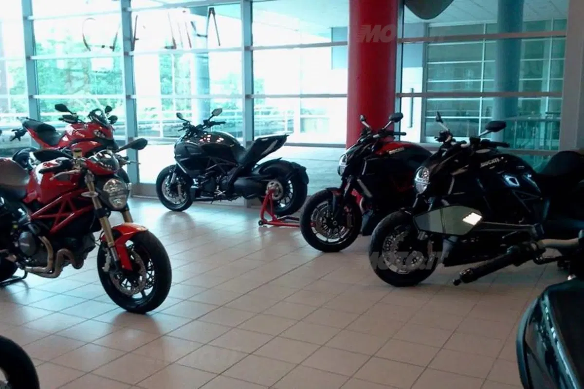 Ducati 222: nuovo showroom a Milano al centro commerciale Piazza Portello (8)