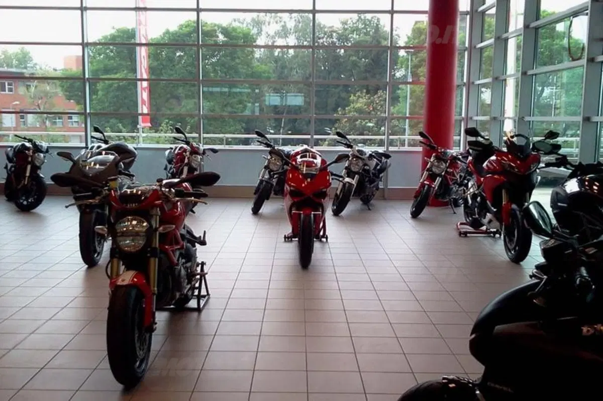 Ducati 222: nuovo showroom a Milano al centro commerciale Piazza Portello (9)