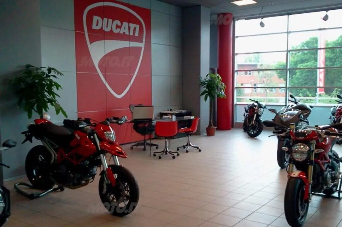 Ducati 222: nuovo showroom a Milano al centro commerciale Piazza Portello (10)
