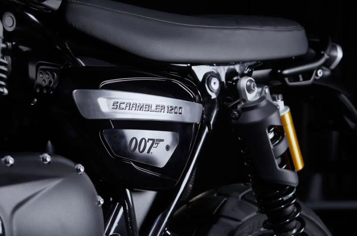 Triumph Scrambler 1200 Bond: ecco la “007” Edition (7)