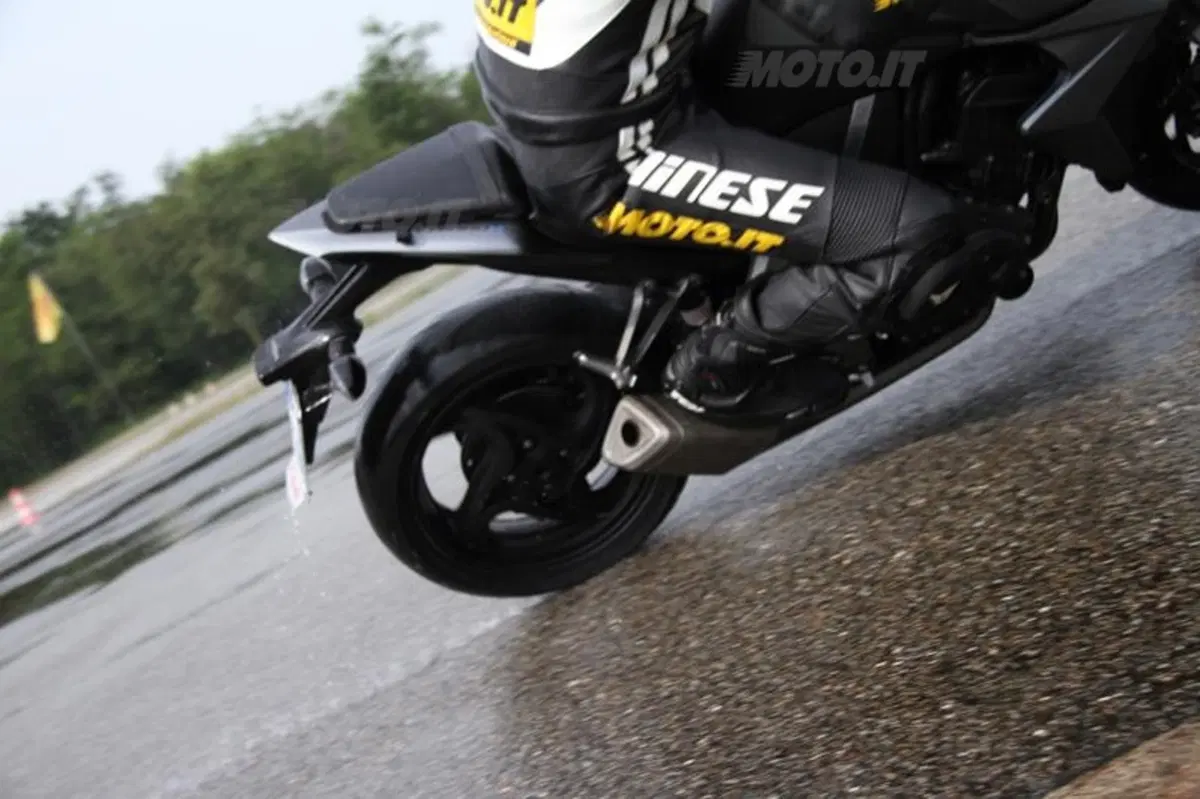 Comparativa pneumatici Sport Touring sul bagnato (12)