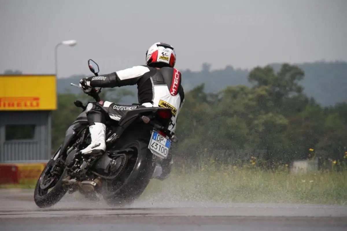 Comparativa pneumatici Sport Touring sul bagnato (14)