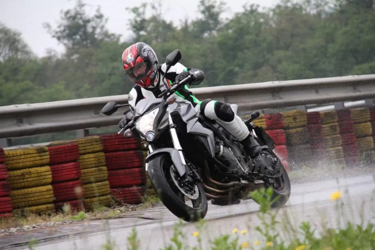Comparativa pneumatici Sport Touring sul bagnato (20)