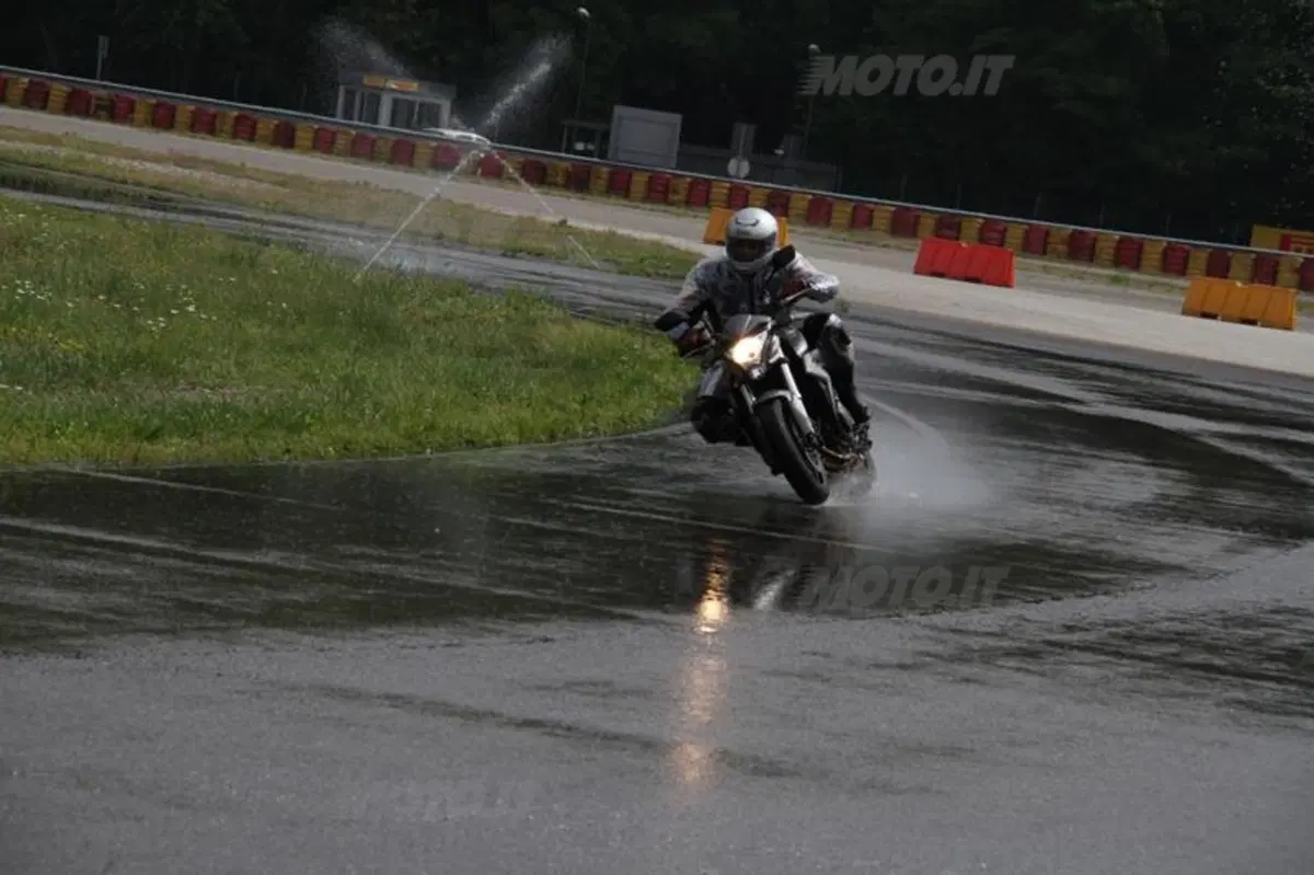Comparativa pneumatici Sport Touring sul bagnato (26)