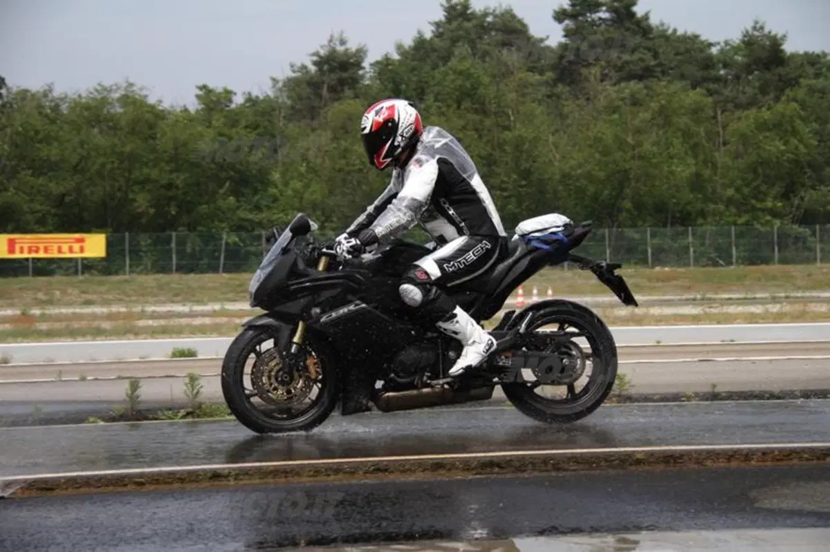 Comparativa pneumatici Sport Touring sul bagnato (27)