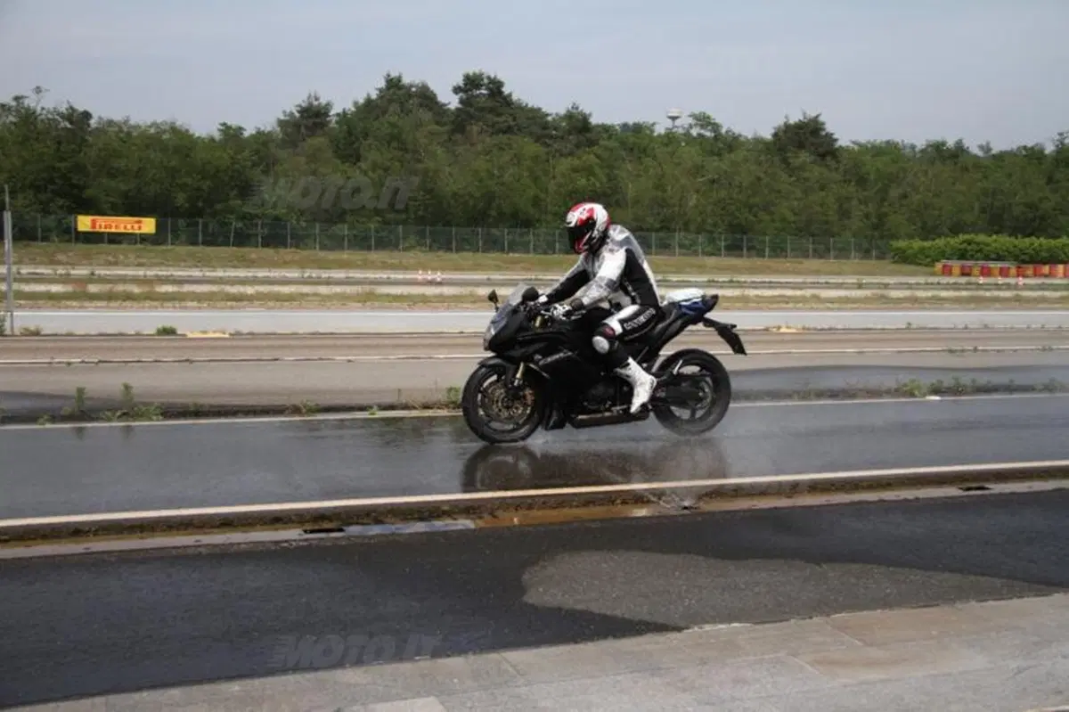 Comparativa pneumatici Sport Touring sul bagnato (28)
