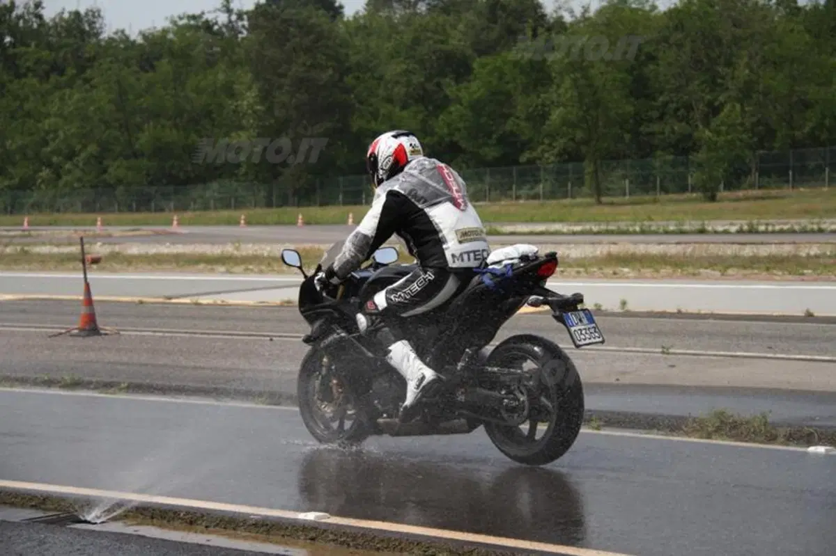 Comparativa pneumatici Sport Touring sul bagnato (29)