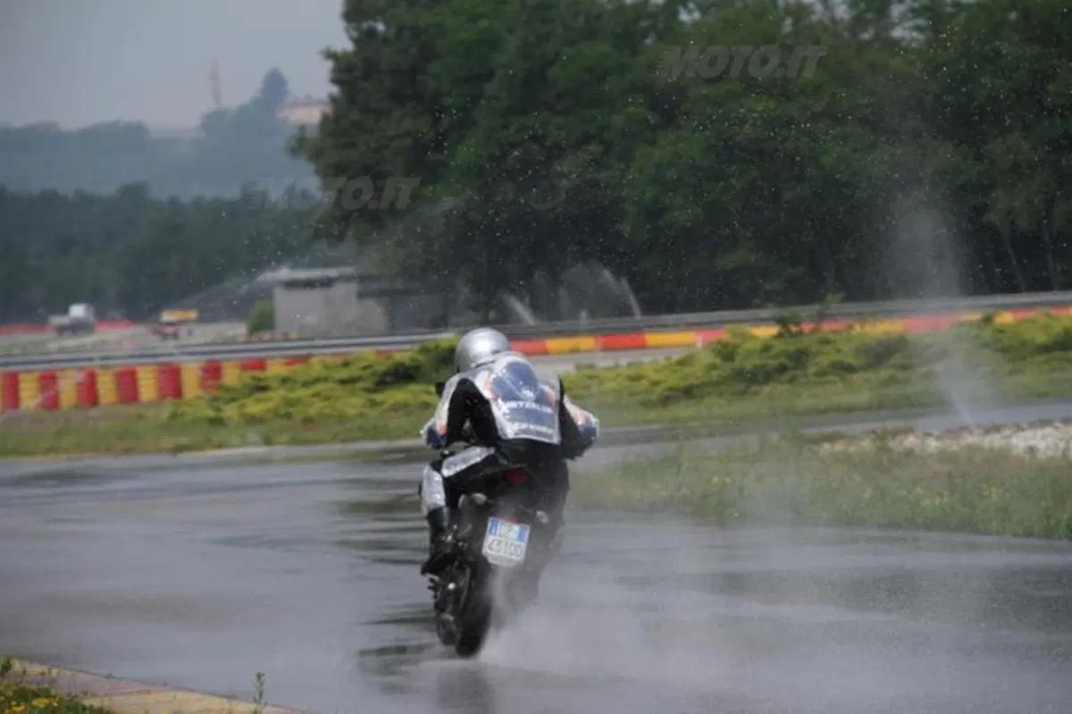 Comparativa pneumatici Sport Touring sul bagnato (31)