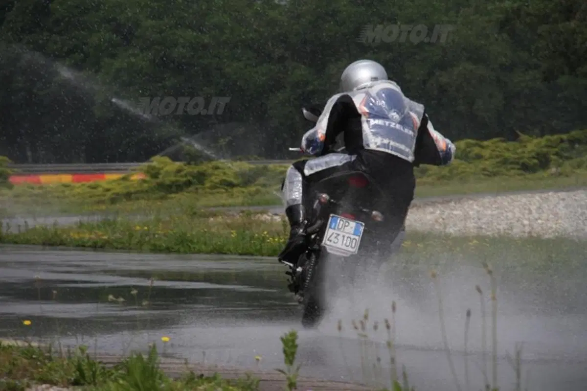 Comparativa pneumatici Sport Touring sul bagnato (32)