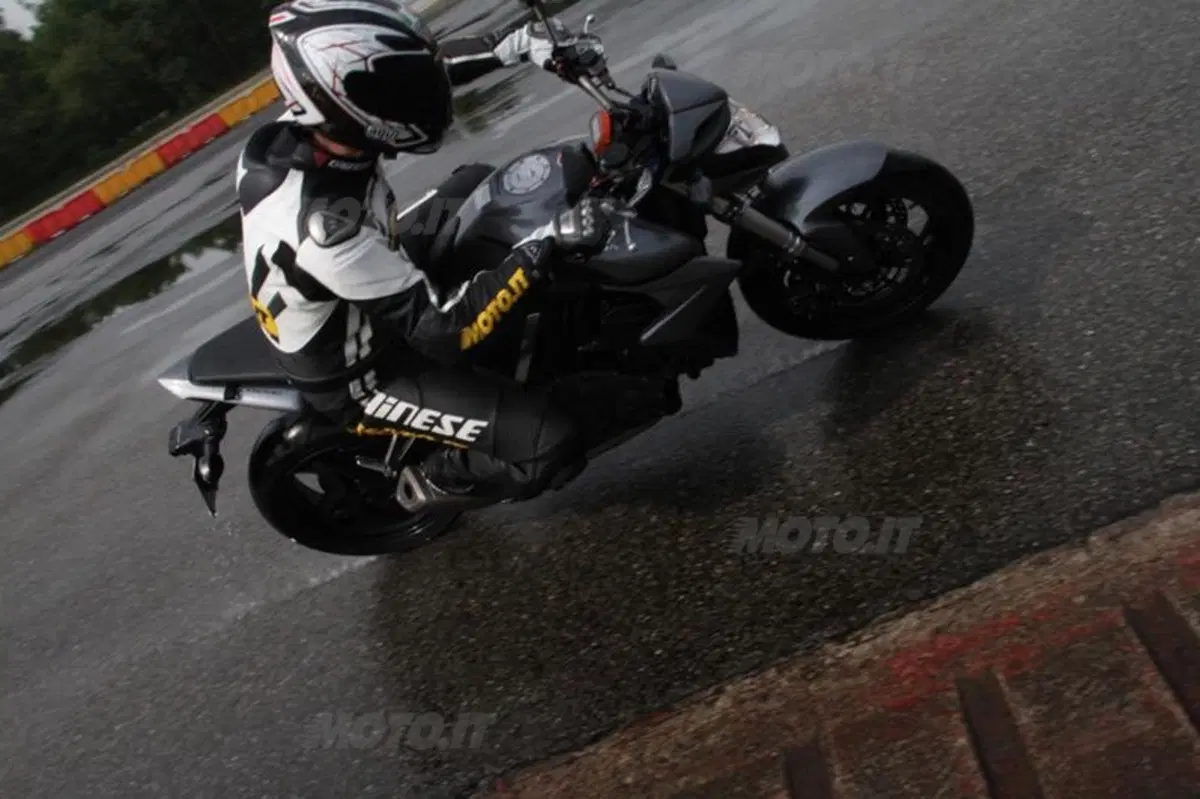 Comparativa pneumatici Sport Touring sul bagnato (34)