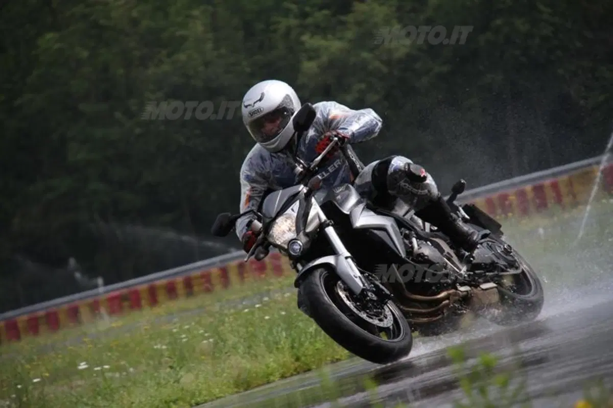Comparativa pneumatici Sport Touring sul bagnato (36)