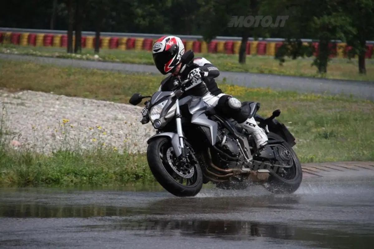 Comparativa pneumatici Sport Touring sul bagnato (37)