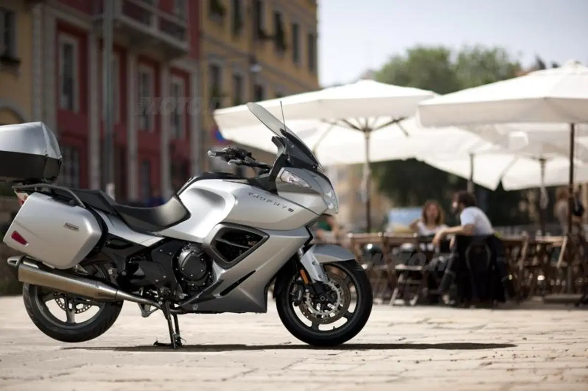 Torna la Triumph Trophy 1200 (3)