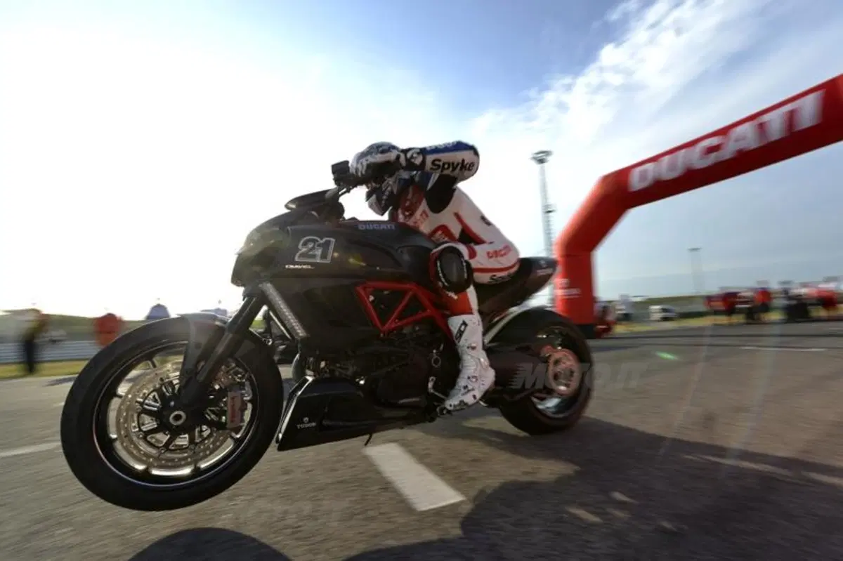  WDW 2012. Bayliss trionfa nella Diavel Drag Race (6)