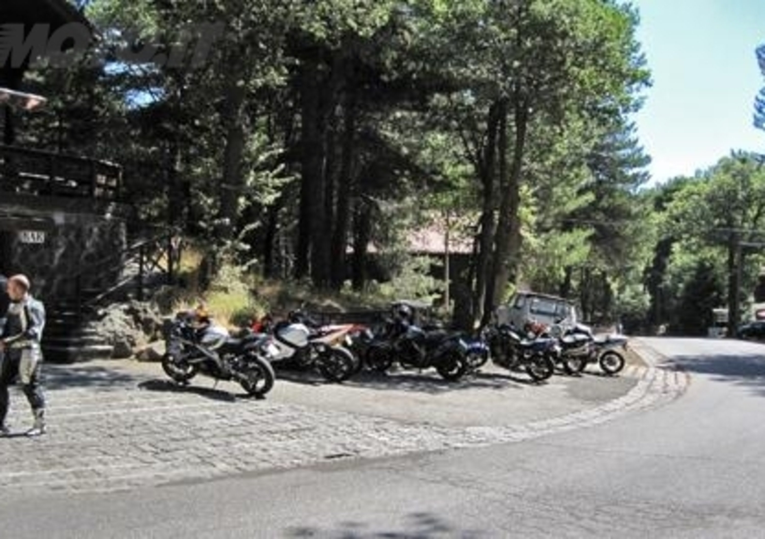 Olio sull&#039;Etna sulla strada dei motociclisti