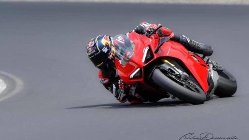MotoGP: i piloti in pista con le moto di serie