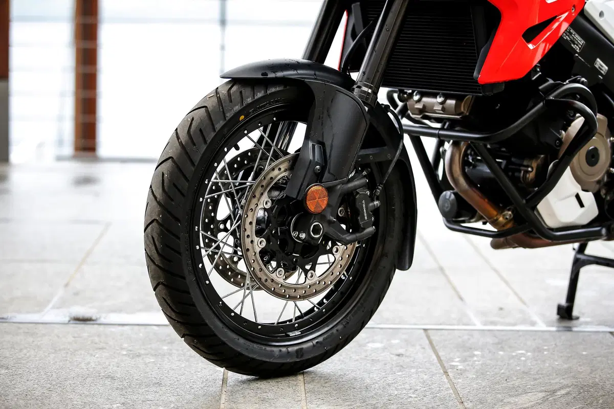 Suzuki V-Strom 1050XT vs Triumph Tiger 900 GT Pro: sfida 2020 tra maxi col 19 (11)