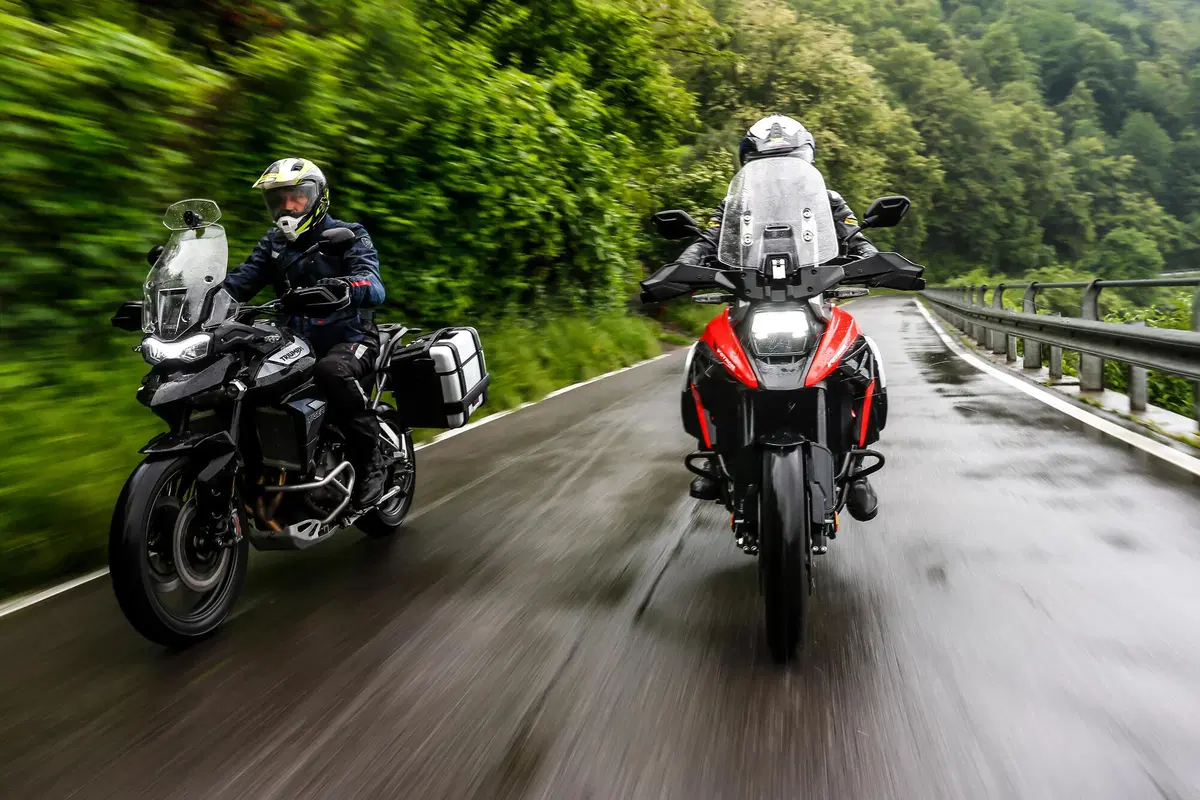 Suzuki V-Strom 1050XT vs Triumph Tiger 900 GT Pro: sfida 2020 tra maxi col 19 (4)
