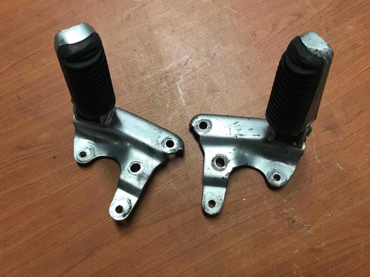 Coppia pedane posteriori per Yamaha T-Max '01-'03 (2)