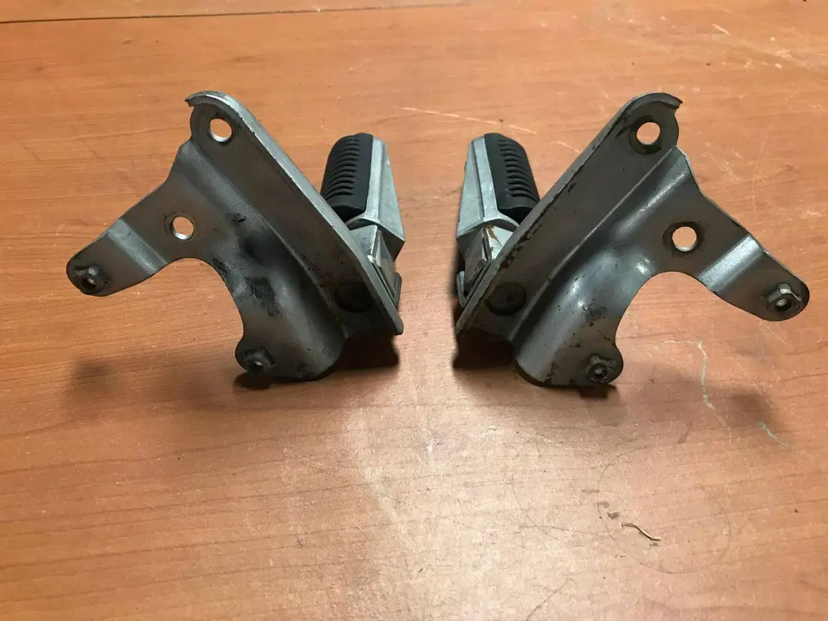 Coppia pedane posteriori per Yamaha T-Max '01-'03 (4)