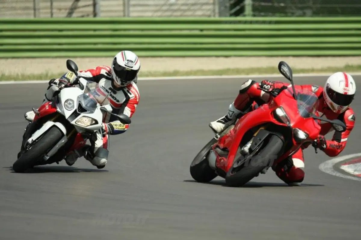 BMW S1000RR VS Ducati Panigale 1199S  (2)