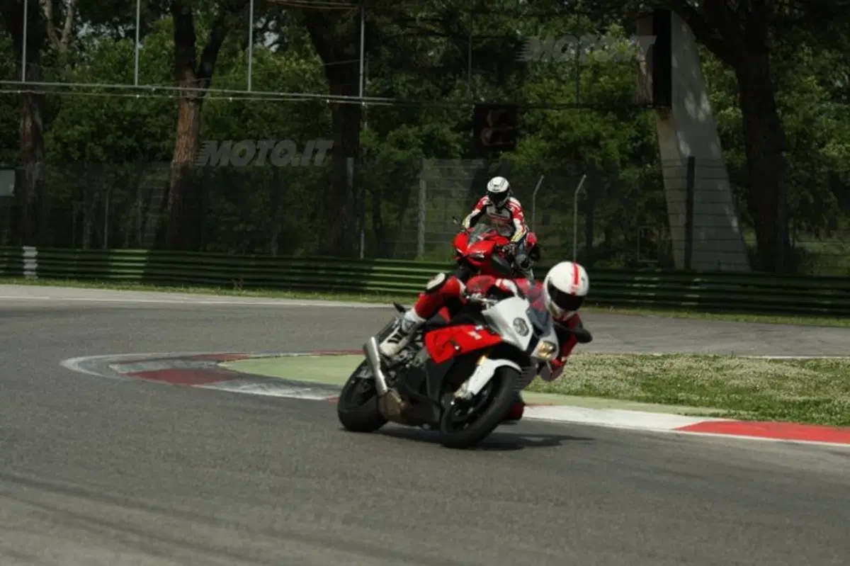 BMW S1000RR VS Ducati Panigale 1199S  (3)