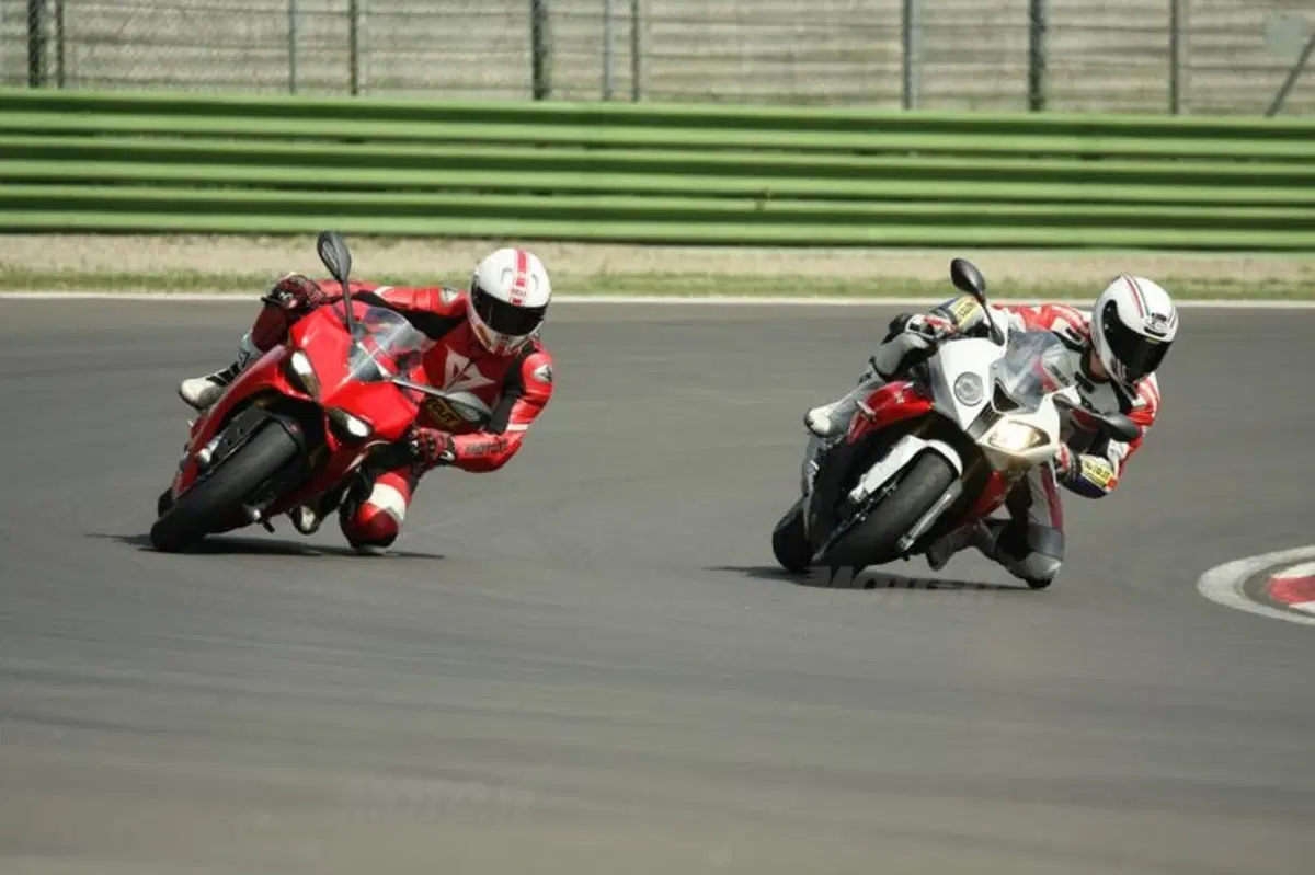 BMW S1000RR VS Ducati Panigale 1199S  (5)