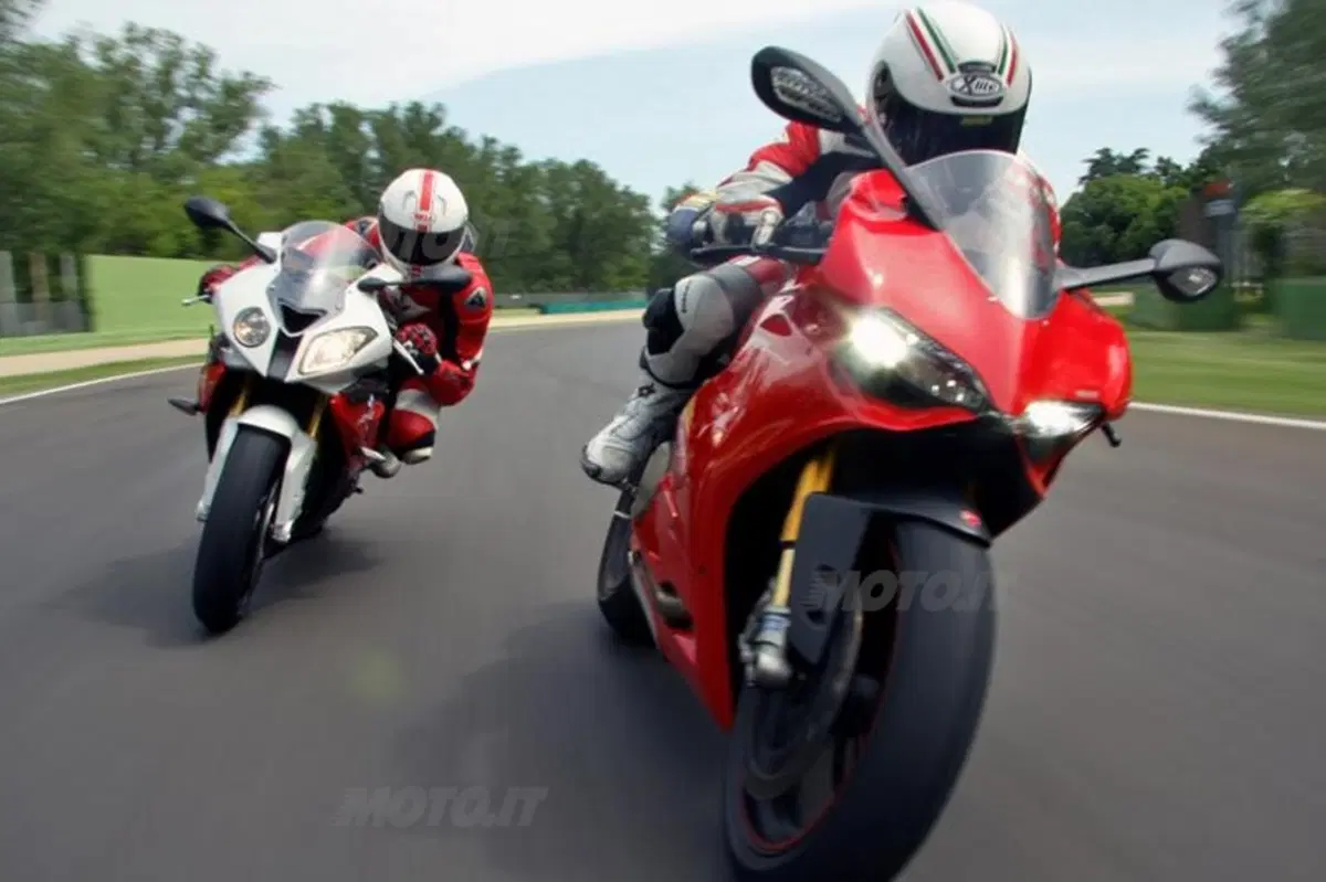 BMW S1000RR VS Ducati Panigale 1199S  (6)
