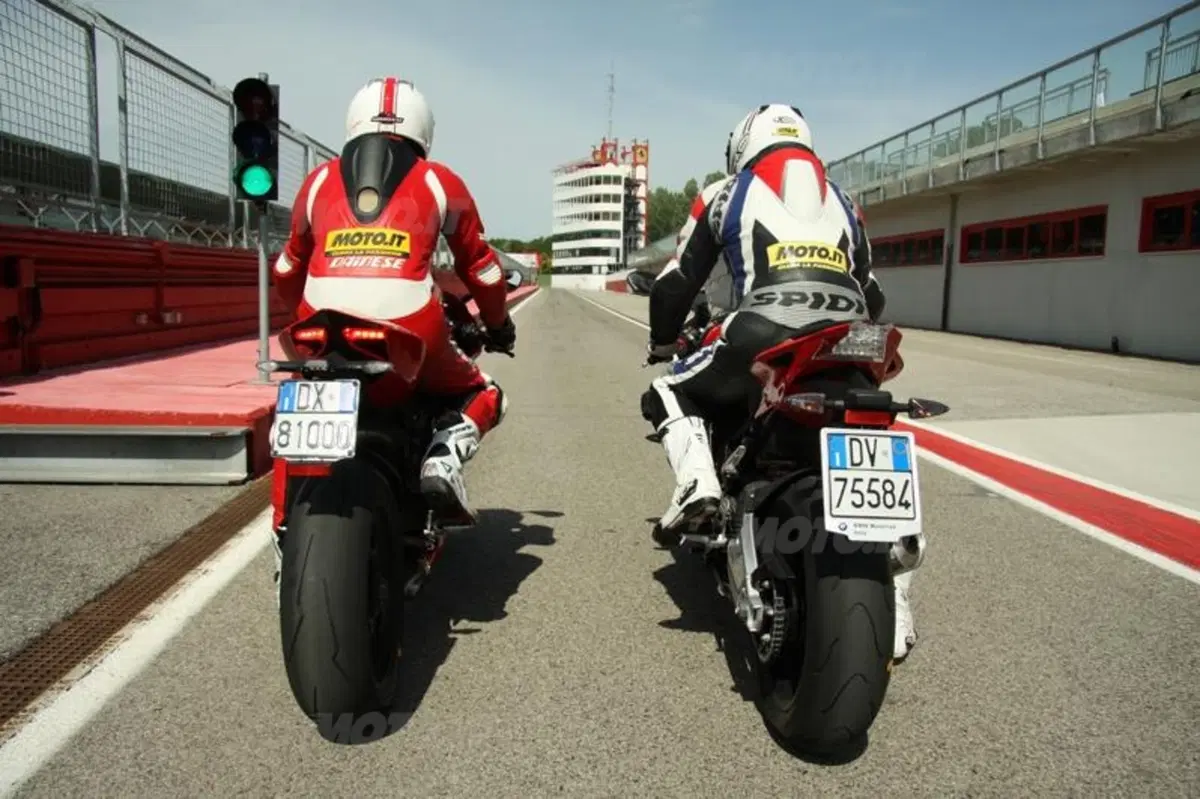 BMW S1000RR VS Ducati Panigale 1199S  (7)